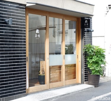 appearance-of-manon-with-the-signboard