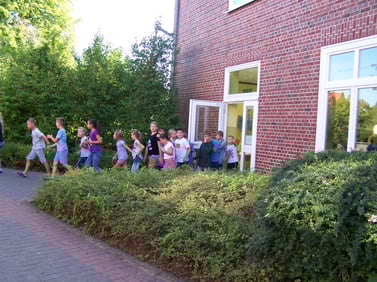 Alle Klassen verlassen geordnet und nach Plan das Schulgebäude.