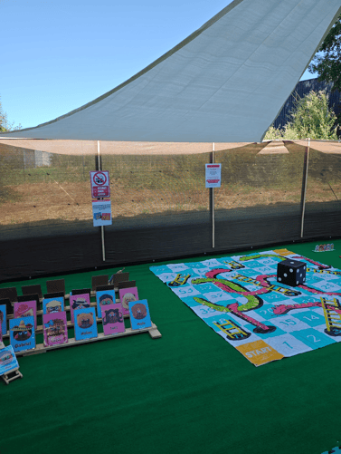 Animation ludique pour enfants avec jeux en extérieur sous tente – Activité pédagogique et récréative organisée par Les P'tits Fous