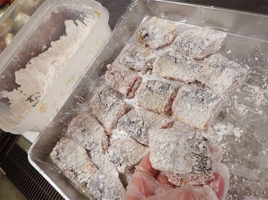 ニシンの仕込　粉つけ