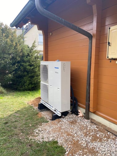 Panasonic 12 kW Luft-Wasser-Wärmepumpe © iKratos