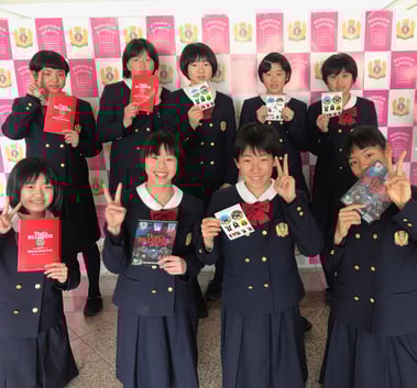 BCJ作成の 「くまモン × BILLIARDS」ステッカーと 小冊子『That’s BILLIARDS !』を手に