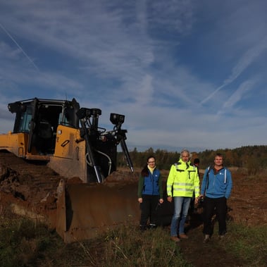 Zufrieden mit den umgesetzten Maßnahmen sind die LBV-Mitarbeiter Marie-Therese Krieger und Dr. Christian Stierstorfer, sowie der Geschäftsführer der Firma Teublitzer Ton Stephan Ebensberger. Foto: Ebensberger