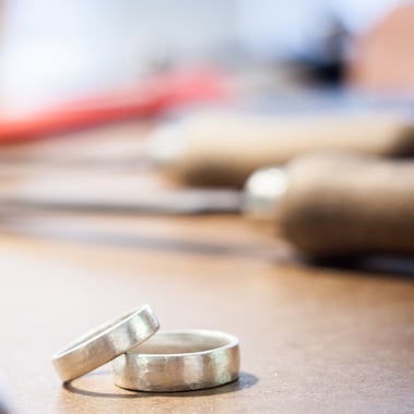 Trifft Licht auf ein strukturiertes Schmuckstück, entsteht durch das unterschiedlich reflektiere Licht ein ganz individueller Glanz. Möchtest du dir ein Schmuckstück mit dieser Oberflächenbehandlung selber anfertigen? Dann ist dieser Kurs das Richtige.