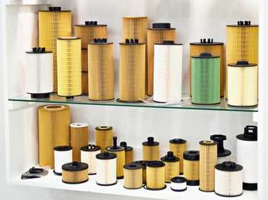 Sortiment verschiedener Filter in einer Vitrine fertig zum Durchlaufen der Qualitätskontrollen