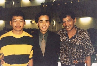 1995年から1997年の間に撮られたものと思われる写真。エフレンさんに歯がある……！