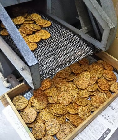 香味黒ごませんべい