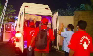 Für die Fahrt vom Hoteltreffpunkt bis zum Flughafen bekommen wir ein extra grosses Taxi nur für unsere Veloschachteln. Super Organisation durch die Botschaft und die indischen Angestellten!