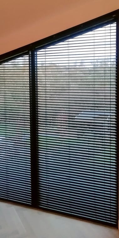 schuine ramen; raamdecoratie schuin raam; jaloezieën; zwarte jaloezieën; raambekleding; raambekleding schuine ramen; solis