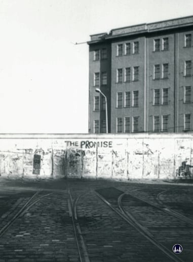 Zur Zeit der Berliner Mauer war dies ein symbolhafter Ort gewesen: Alte Straßenbahngleise, die auf westlicher Seite an der Köthener Straße hart an der Mauer endeten.  