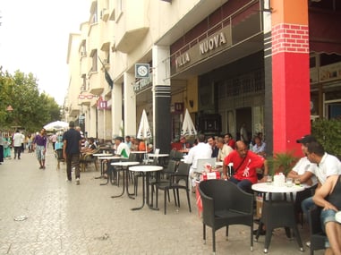 歩道は広く、カフェのテーブルか広く並べられています。