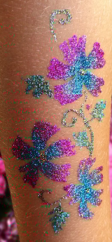 freihand gemaltes Glitzer Tattoo