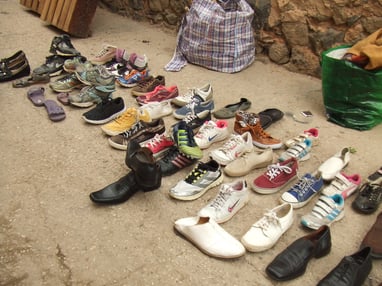 貧しい地域では、通りに商品を並べて売ってます。商品は中古品、商品の靴もそろった柄を探すのが大変です。古いテレビのリモコンや古いタイプの携帯電話が売ってます。