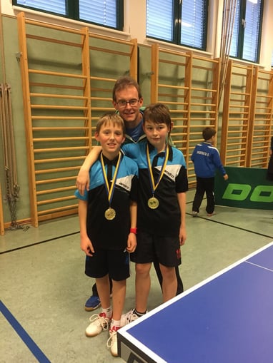 Nico Zimmermann und Tobias Mach mit ihrem Betreuer Norbert Mach. Die Medaillen durften Tobias und Nico dann mit einem breiten Lächeln in die Kamera halten.