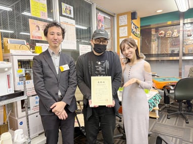 （中央）年間成績最優秀賞：てる様、（右）第10回ゲスト：朝比奈ゆりプロ、（左）店長の森合一匡