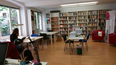 Der Lesesaal des Frauenkulturarchivs Graubünden