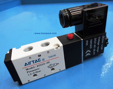 Kompaut, elettrovalvola Airtac, monostabile 5 vie 2 posizioni, 1/8" e 1/4", completa di bobina solenoide e connettore elettrico luminoso con led.