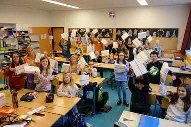 SchülerInnen der 1. Klassen bekommen ihre iPads