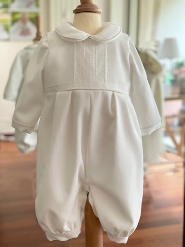 Barboteuse bapteme hiver velours blanc cassé et dentelle de Calais avec doublure polaire.  Création française Fil de Légende. Magasin vêtements baptême bébés Paris, Neuilly-sur-Seine. Expéditions en France et à l'international.