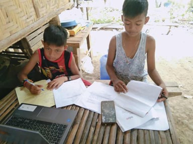 勉強中の子どもたち