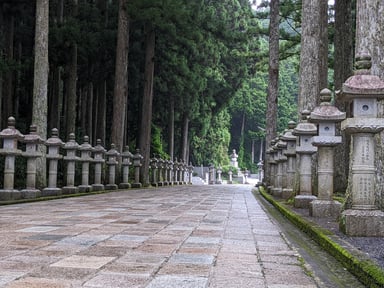 高野山奥の院　中の橋入口より参道を進むと、ほどなく 亀山弘應と嵐山寮の墓所があります