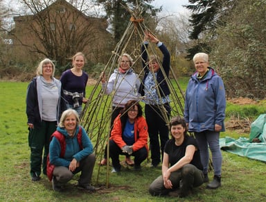 (C)AnikaTelaar: Teilnehmerinnen mit selbstgebautem Weidentipi