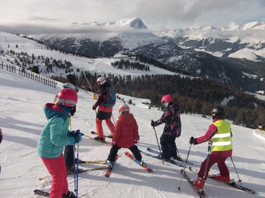 Karin mit den Kindern vor der Abfahrt auf der "roten 15" vom Gaisloch