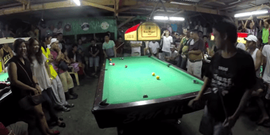 人だらけ！　近い！　でも、にこやかに観戦している女性（左側）の姿も