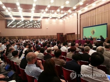 9일일본 도쿄도 일본기자클럽에서 무라야마 담화의 주인공인 무라야마 도미이치(村山富市) 전 총리와 고노담화의 주역인 고노 요헤이(河野洋平) 전 관방장관의 전후 70주년 대담이 열렸다. 내외신 기자들이 행사장을 가득 채운 모습.