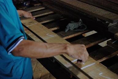 andwood アンドウッド 新潟 無垢フローリング 調達記 インドネシア チーク グレーディング作業