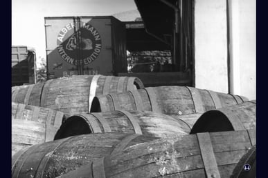 Alte Weinfässer auf dem Gelände am Bahnhof Yorckstraße.