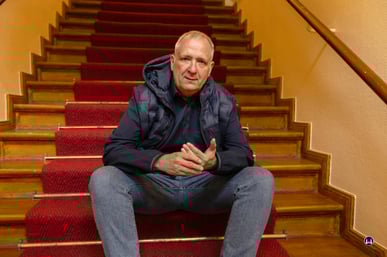 Lutz Röhrig, Autor und Inhaber von Zeit für Berlin, in seinem ehemaligen Kreuzberger Elternhaus. Fotografiert von Peter Liptow.