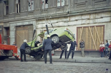 Aufsetzen des Fahrzeug auf der Fahrbahn.