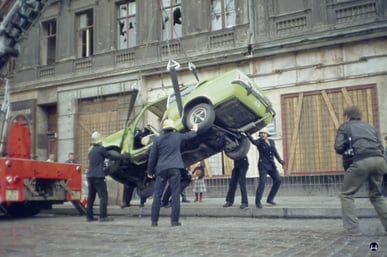Das Fahrzeug wird über den Verteilerkasten hinweg gehoben.