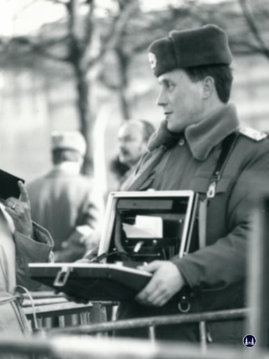 Ganz ohne Kontrolle ging es in jenen Tagen noch nicht. Ein Offizier der "Grenztruppen der DDR mit Klappkoffer" war stets präsent.