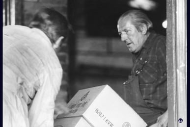 In Flaschen abgefüllter Wein ersetzt zunehmend die schweren Holzfässer.