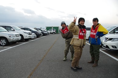 中央は偶然お会いした手取川のエキスパート、東さん。JGFAの淡水フライフィッシング・シロザケ部門の日本記録保持者なのです