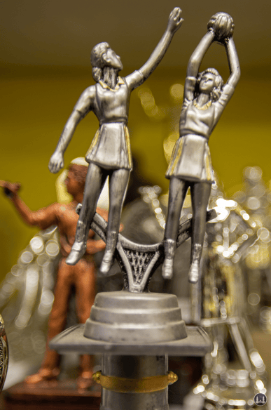 Pokal für Handballer.