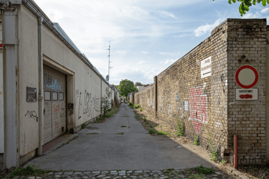 Blick in den Gang zwischen der Halle der Adler-Werke und der Stallgebäudereihe 2.