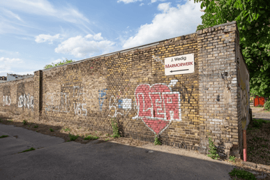 Hinweisschild des Johannes Wedig Marmorwerkes.