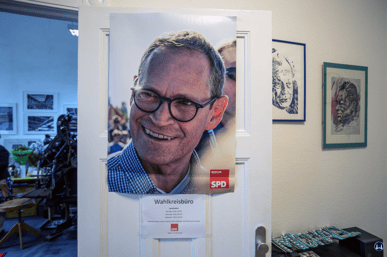 Plakat Michael Müller an seiner Bürotür.