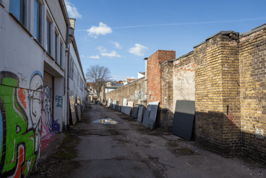Gang an der Stallgebäudereihe 2.