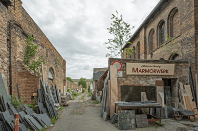 Natursteinplatten an der Stallgebäudereihe 2