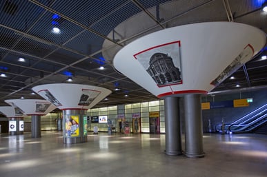 Pilköpfe im neuen Design. Der Künstler Steven Karlstädt am Regionalbahnhof Potsdamer Platz.