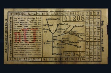 Hinter alten Dielen und Schwellen-liegt so mancher Schatz. Fahrschein der Spandauer Straßenbahn.