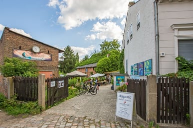 Café im Auenhof und die Kunstgalerie Aagaard in Hermsdorf.