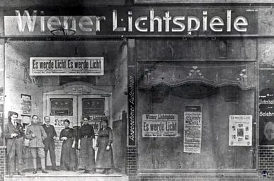 Die "Wiener Lichtspiele" in der Wiener Straße in Kreuzberg. Heute befindet sich im ehem. Kinosaal der Club "Cortina Bob".