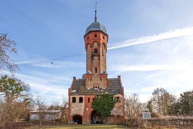 Historischer Gutshof Schloss Dahlewitz. Bauten und Gutseisenbahn.