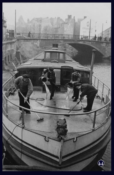 Schiffsreinigung an der Kottbusser Brücke zur Zeit der Reederei Schmidt. Bild 2 Bild 1