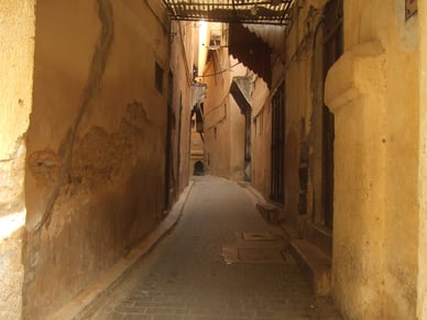 メイン通りからは何本もこんな感じの細い道が迷路のようにあります。入ったら、必ず迷います(笑)